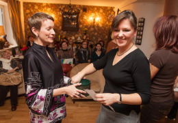 Agnieszka Lenart losuje trzy nagrodzone dziennikarki. Z lewej Elżbieta Bajko z IMR advertising by PR